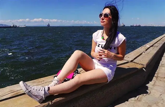 دختر ازمیری در کنار اسکله ازمیر شلوارک سفید دخترونه کفش آل استار